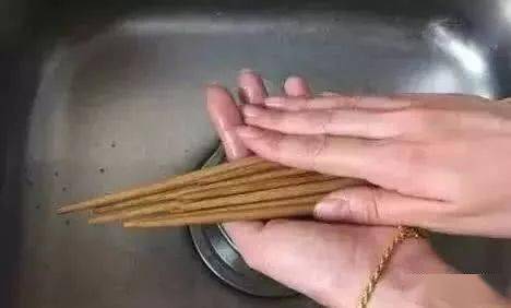 长期使用这种筷子,23岁单身男子,查出肝癌,很多家庭都有